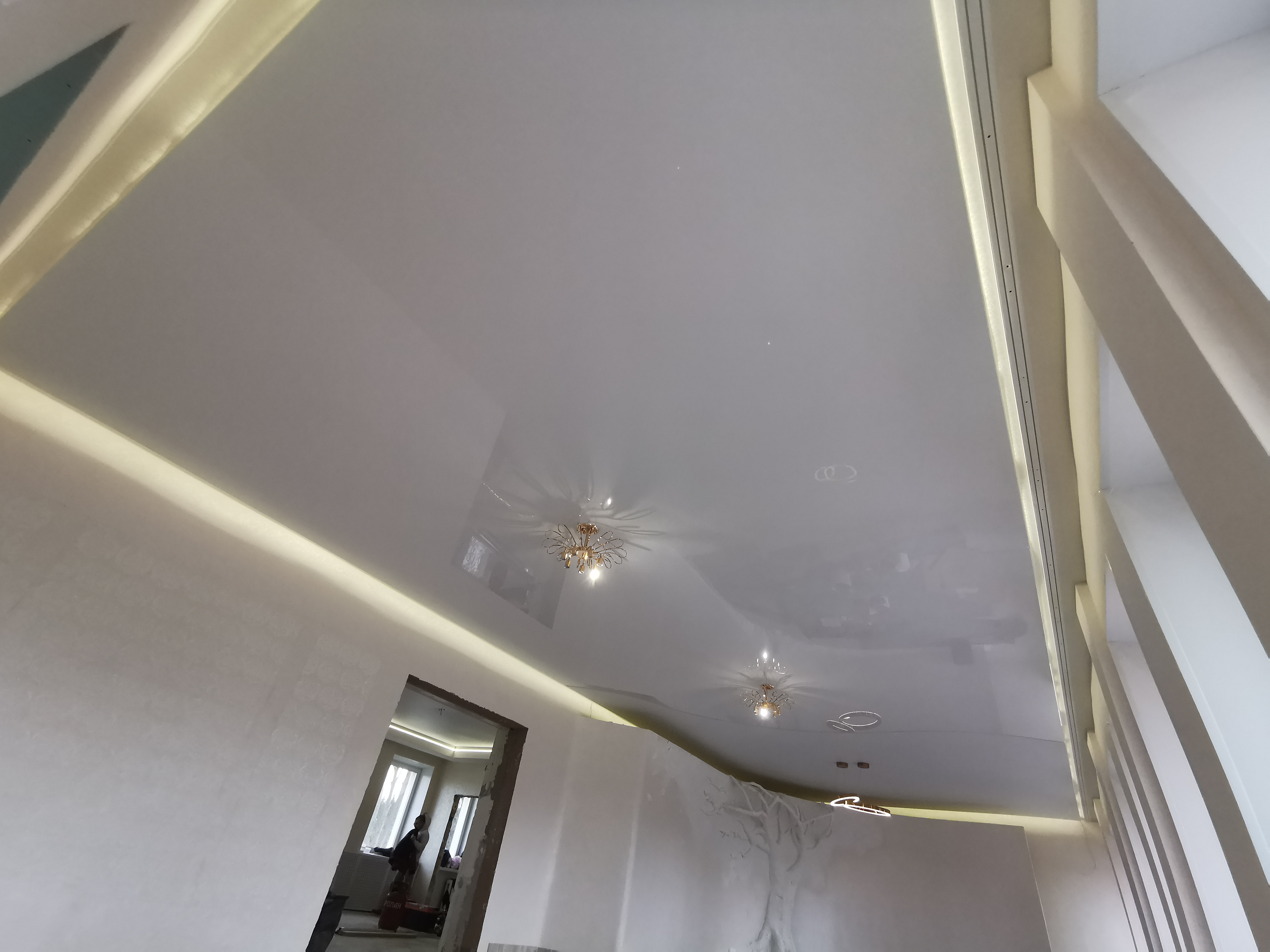 Примеры глянцевых натяжных потолков