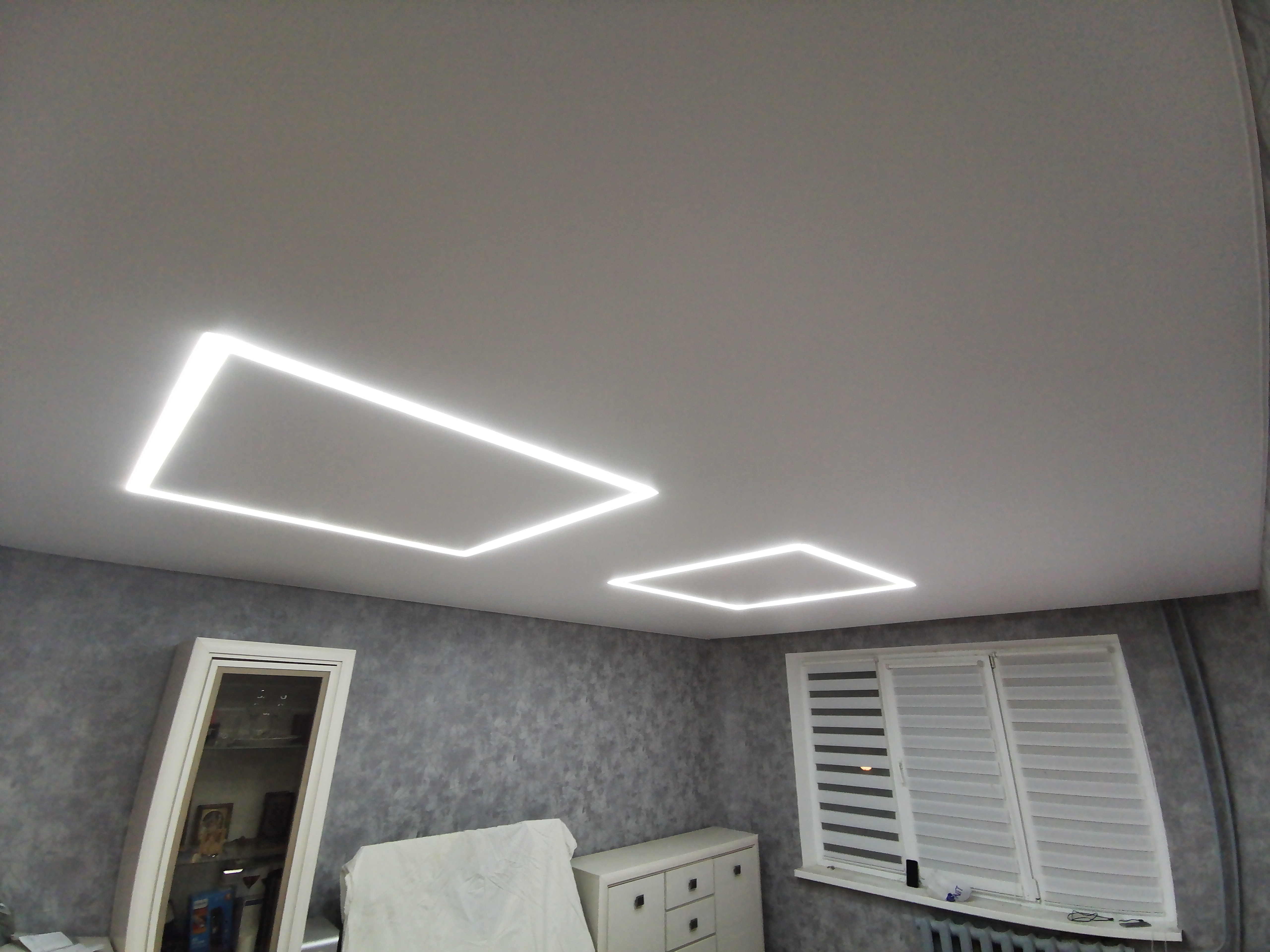 Примеры глянцевых натяжных потолков