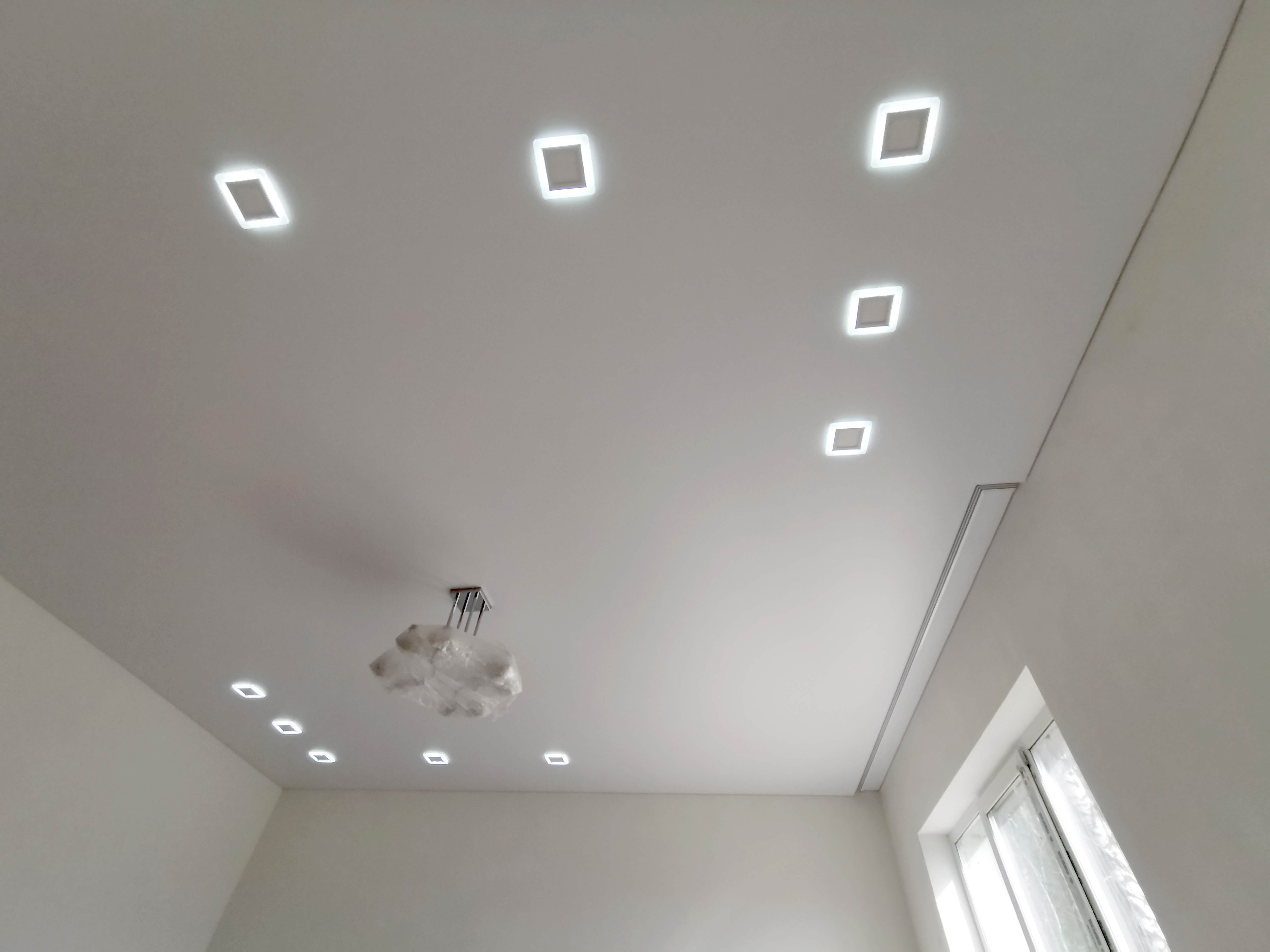 Примеры глянцевых натяжных потолков